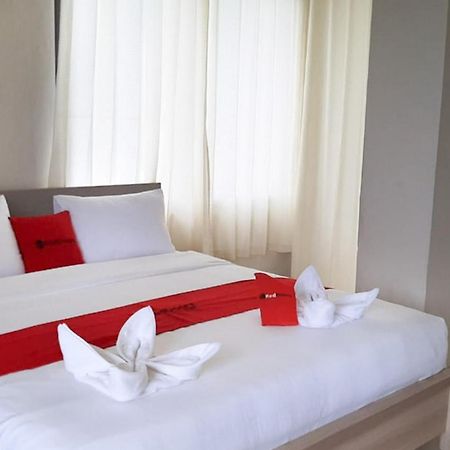 RedDoorz Plus @ Bitung City Center Buitenkant foto