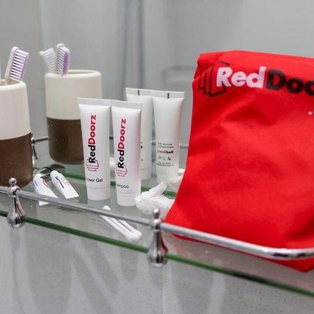 RedDoorz Plus @ Bitung City Center Buitenkant foto