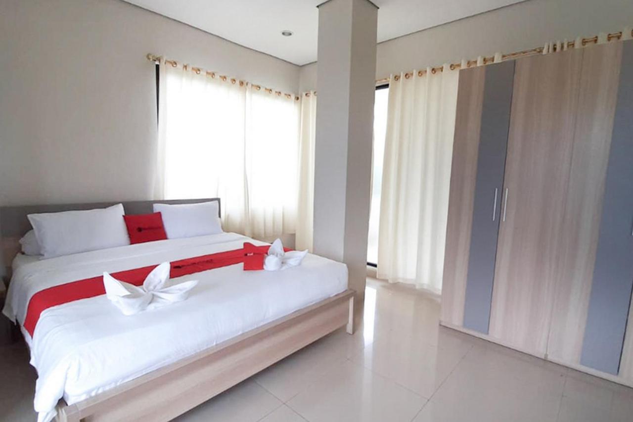 RedDoorz Plus @ Bitung City Center Buitenkant foto