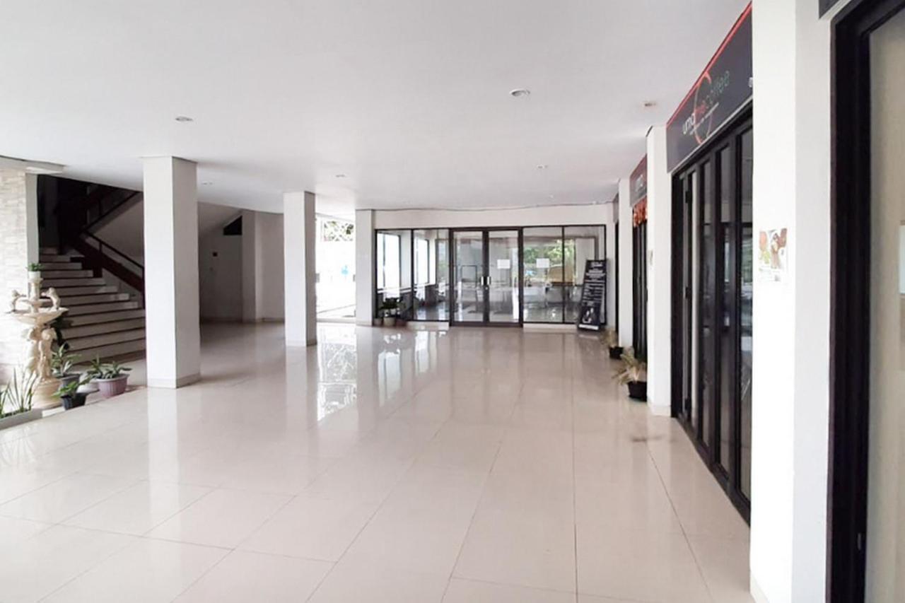 RedDoorz Plus @ Bitung City Center Buitenkant foto