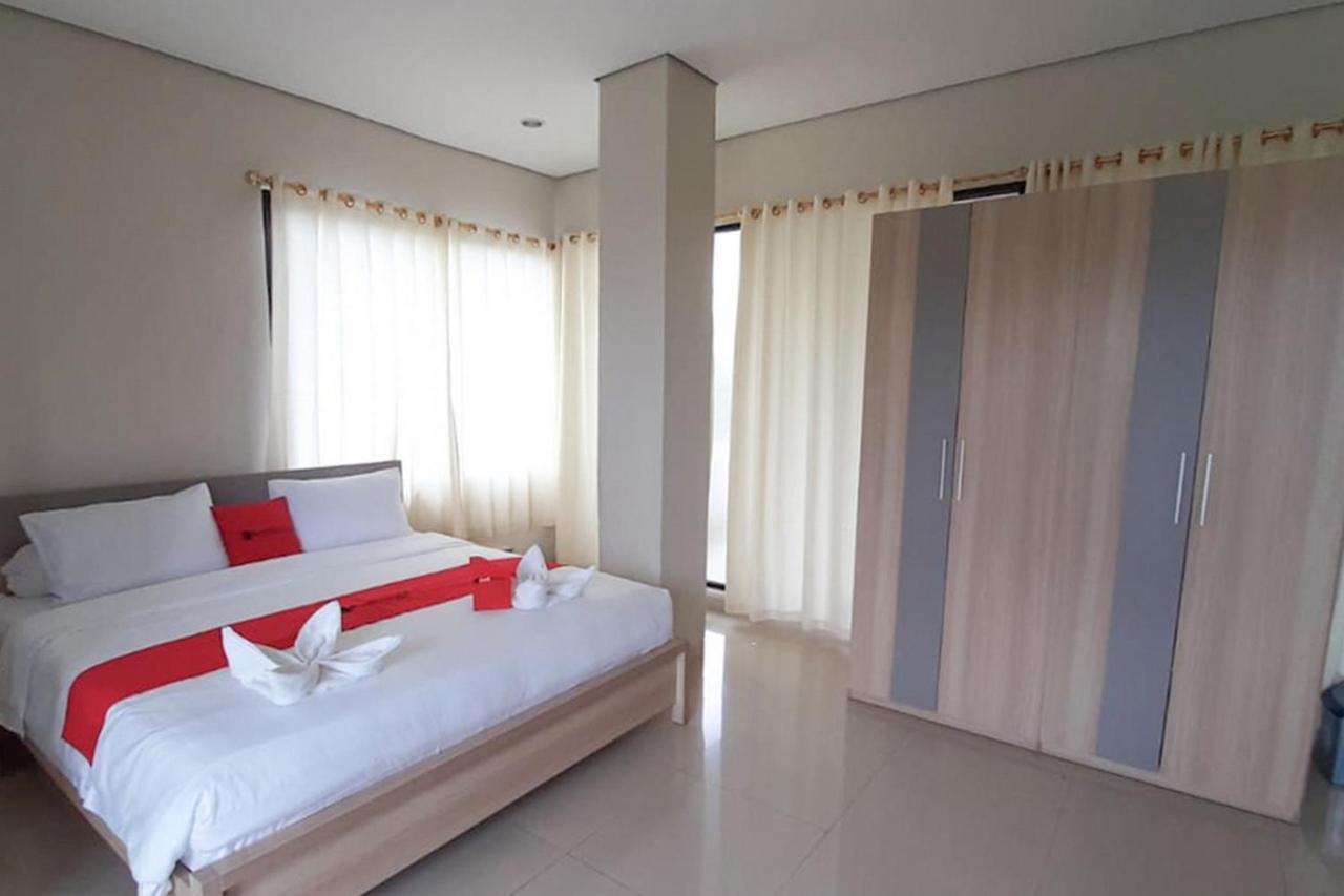 RedDoorz Plus @ Bitung City Center Buitenkant foto