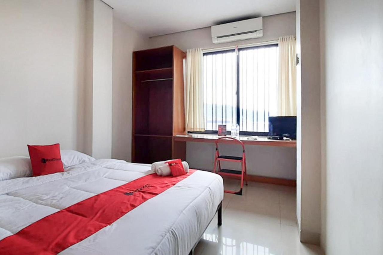 RedDoorz Plus @ Bitung City Center Buitenkant foto