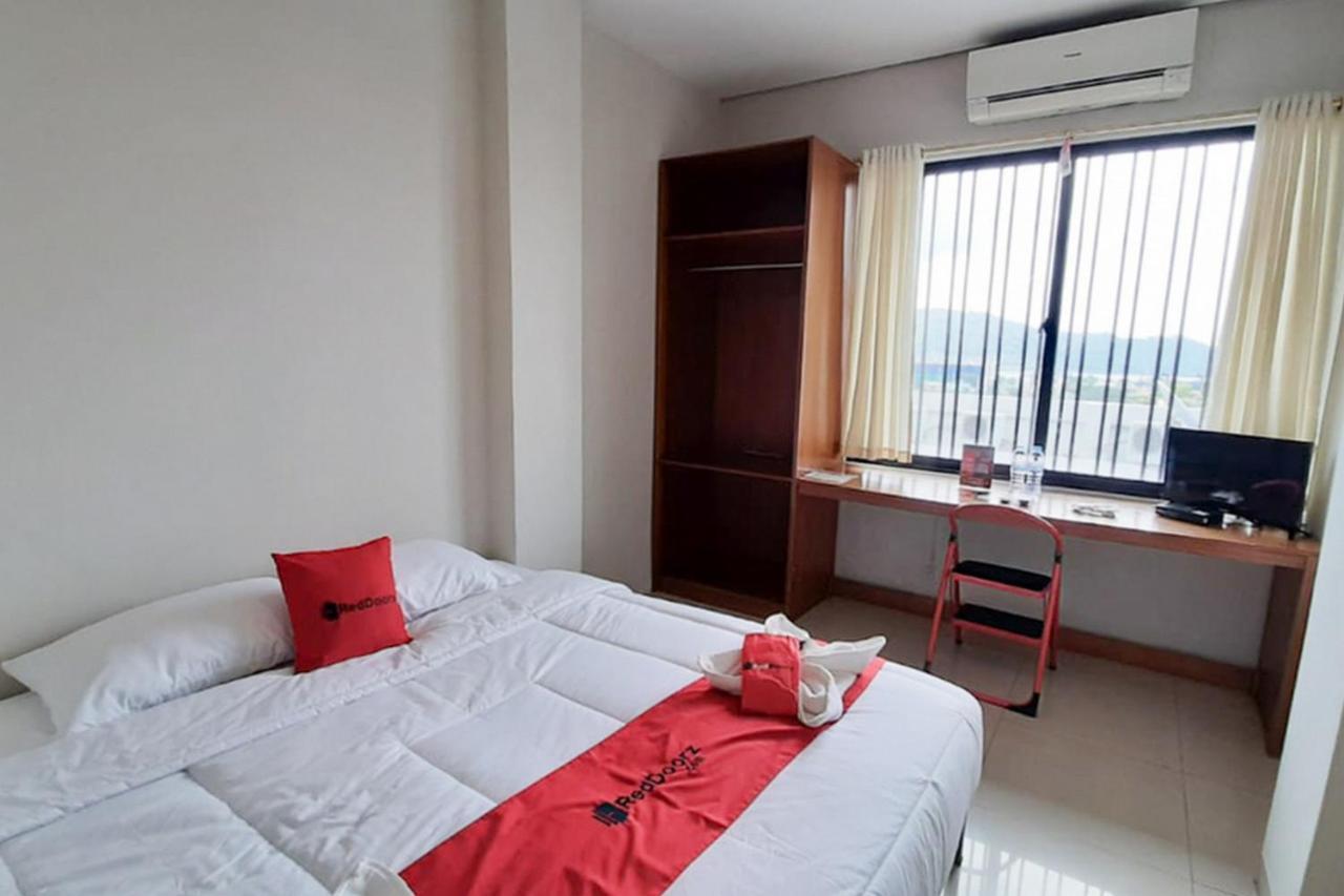 RedDoorz Plus @ Bitung City Center Buitenkant foto