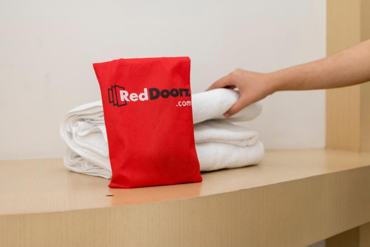 RedDoorz Plus @ Bitung City Center Buitenkant foto