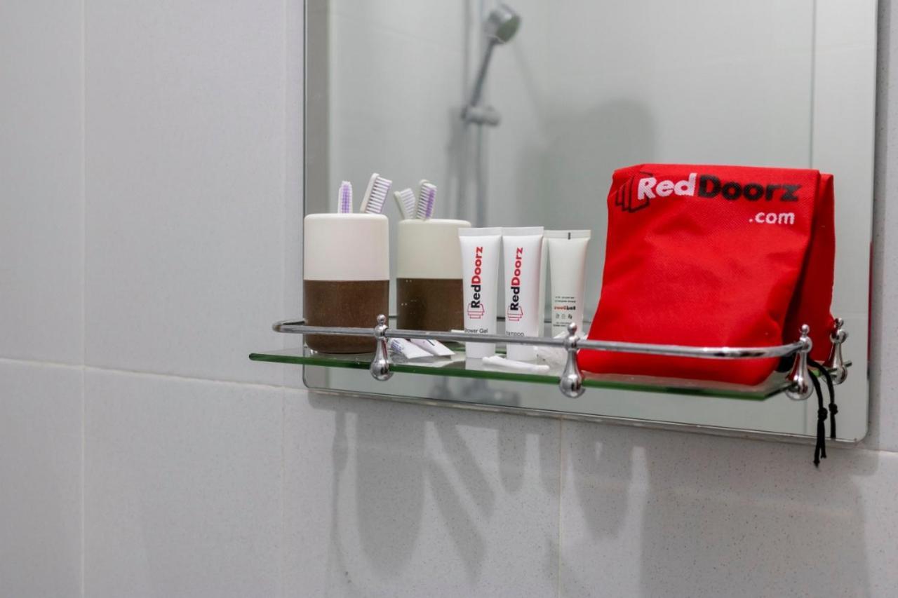 RedDoorz Plus @ Bitung City Center Buitenkant foto